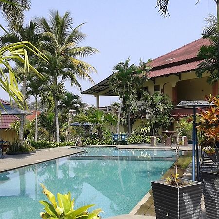 Aries Biru Resort Чисаруа Экстерьер фото